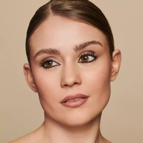 fata machiata cu Catrice Creion de ochi rezistent la apa 20H Ultra Precision Gel 030