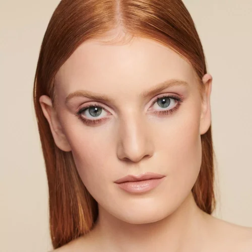 fata machiata cu Catrice Creion pentru sprâncene rezistent la apa Slim'Matic Ultra Precise 015 - Ash Blonde