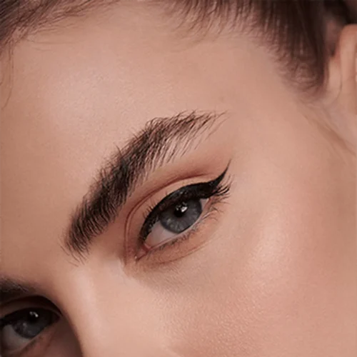 model facut cu Catrice Tus ochi 24h Brush Liner