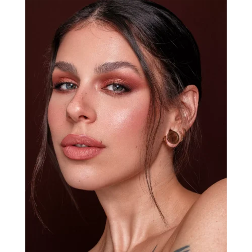 fata machiata cu catrice Balsam de buze Drunk'n Diamonds Plumping 020 - Rated R-aw