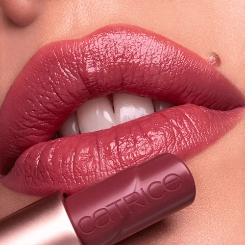 catrice Balsam pentru ingrijirea buzelor Power Full 5 040 - Addicting Cassis aplicat pe buze