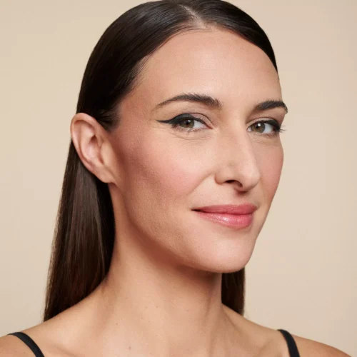 fata machiata cu catrice Creion dermatograf Kohl Kajal rezistent la apă 010 - Check Chic Black