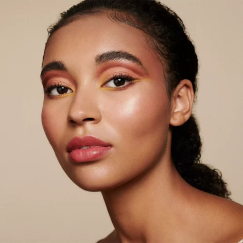 fata machiata cu catrice Creion dermatograf Kohl Kajal rezistent la apă 040 - Optic BrownChoc