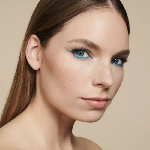 fata machiata cu catrice Creion dermatograf Kohl Kajal rezistent la apă 070 - Turquoise Sense