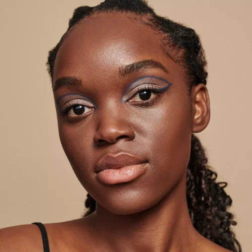 fata machiata cu catrice Fard de pleoape Highlighting 010 - Highlight To Hell