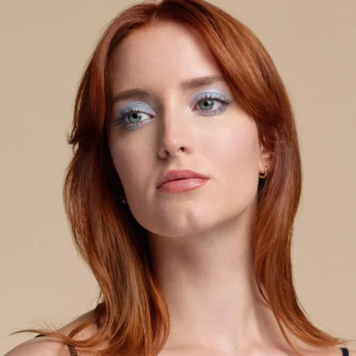 fata machiata cu catrice Fard pentru pleoape Art Couleurs 400 - Blooming Blue