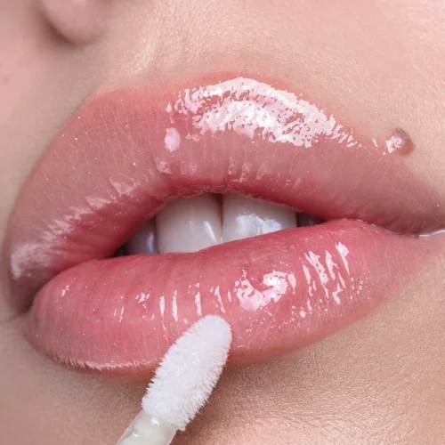 aplicat pe buze catrice Luciu pentru buze Better Than Fake Lips 010 - Maximum Glow