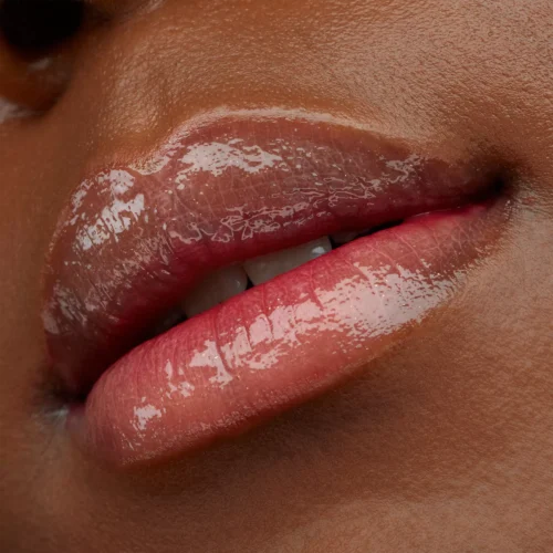 aplicat pe buze catrice Luciu pentru buze Better Than Fake Lips 020 - Dazzling Apricot