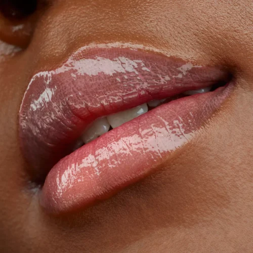 aplicat pe buze catrice Luciu pentru buze Better Than Fake Lips 030 - Lifting Nude