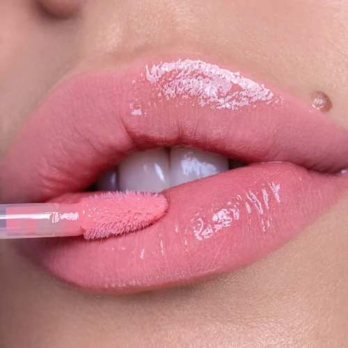 aplicat pe buze catrice Luciu pentru buze Better Than Fake Lips 040 - Volumizing Rose