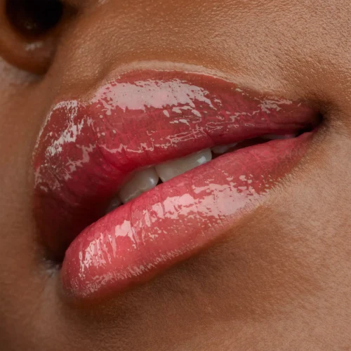 aplicat pe buze catrice Luciu pentru buze Better Than Fake Lips 050 - Plumping Pink