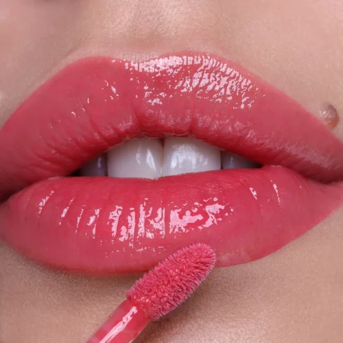 aplicat pe buze catrice Luciu pentru buze Better Than Fake Lips 050 - Plumping Pink