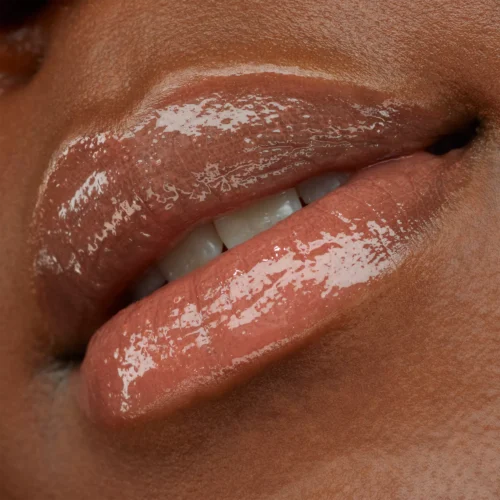 aplicat pe buze catrice Luciu pentru buze Better Than Fake Lips 080 - Boosting Brown