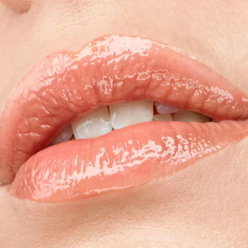 aplicat pe buze catrice Luciu pentru buze Better Than Fake Lips 080 - Boosting Brown