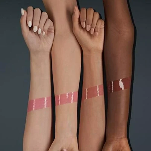 aplicat pe mai multe tipuri de piele catrice Luciu pentru buze Volumizing Tint & Glow Lip Booster