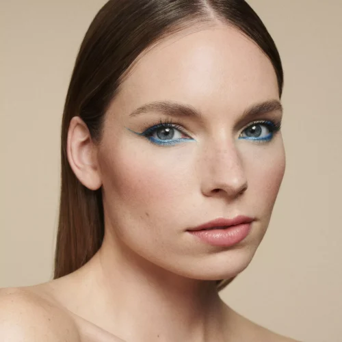 femeie machiata cu catrice Mascara BOOST UP Volume & Lash 11ml