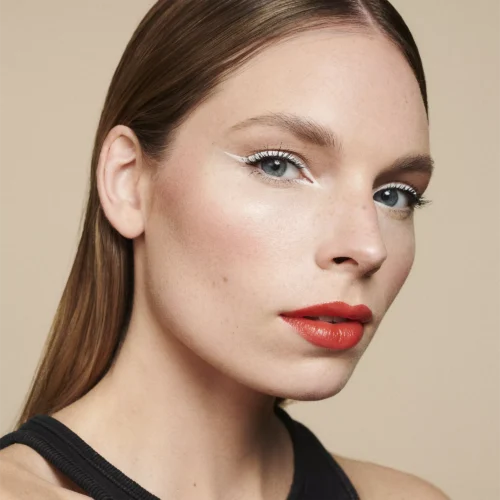 fata machiata cu catrice Mascara pentru volum rezistenta la apa LIFT UP Volume & Lift