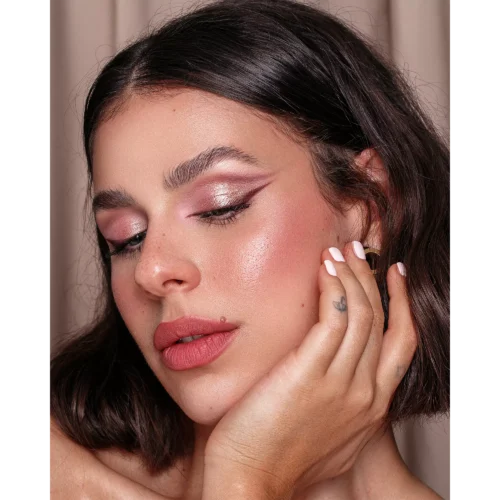 fata machiata cu catrice Mascara rezistent la apă Pure Volume