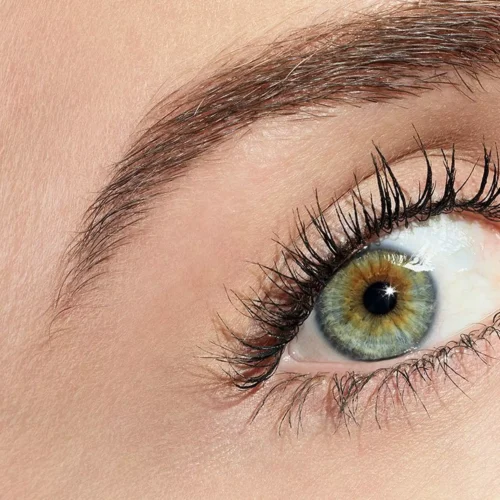 model machiat cu catrice Mascara rezistentă la apă Glam & Doll False Lashes