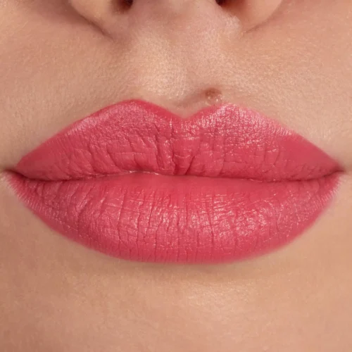 aplicat pe buze catrice Ruj Scandalous Matte 050 - Sucker For Love