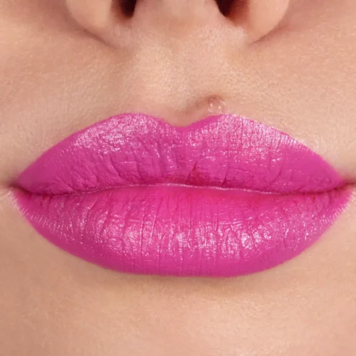aplicat pe buze catrice Ruj Scandalous Matte 080 - Casually Overdressed