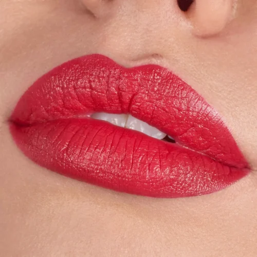 aplicat pe buze catrice Ruj Scandalous Matte 100 - Muse Of Inspiration