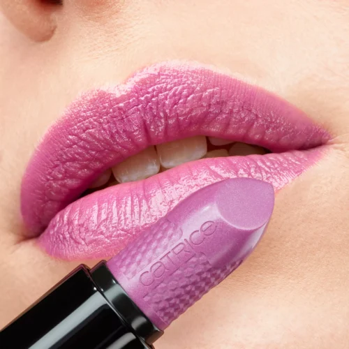 aplicat pe buze catrice Ruj Shine Bomb 070 - Mystic Lavender