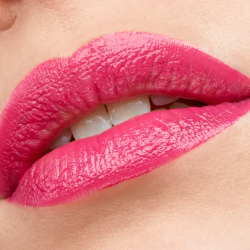 aplicat pe buze catrice Ruj Shine Bomb 080 - Scandalous Pink