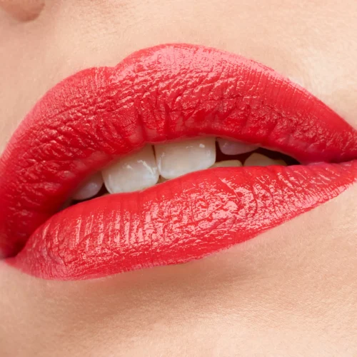 aplicat pe buze catrice Ruj Shine Bomb 090 - Queen of Hearts