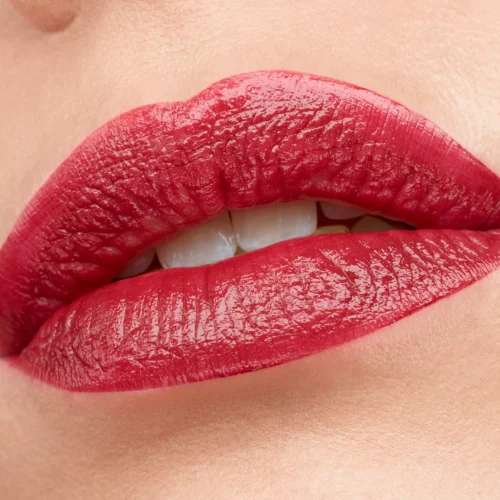 aplicat pe buze catrice Ruj Shine Bomb 100 - Cherry Bomb