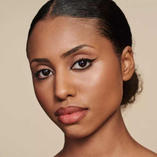 fata machiata cu catrice Tus ochi It's Easy Black Liner -