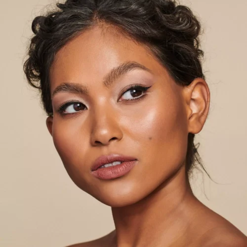 fata machiata cu catrice Tus ochi rezistent la apa It´s Easy Tattoo