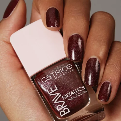 aplicat pe unghii catrice Lac pentru unghii Brave Metallics 04 - Love You Cherry Much