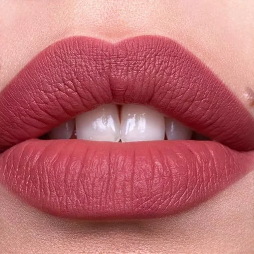 aplicat pe buze catrice Creion buze Plumping 050 - Licence To Kiss