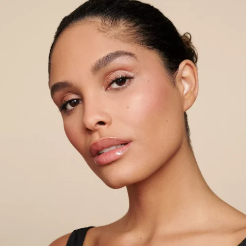 model machiat cu catrice Fard de obraz AirBlush Glow 010 - Coral Sky