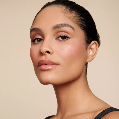 model machiat cu catrice Fard de obraz AirBlush Glow 020 - Cloud Wine