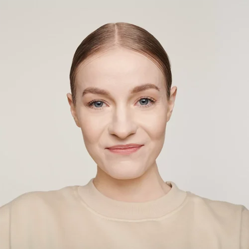 model machiat cu catrice Fond de ten HD Liquid Coverage 002 - Porcelain Beige