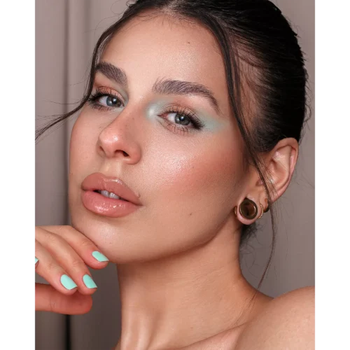 model machiat cu catrice Iluminator Glow Lover Oil-Infused