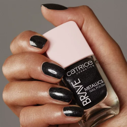 aplicat pe unghii catrice Lac pentru unghii Brave Metallics 01 - Starry Nights