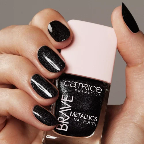 aplicat pe unghii catrice Lac pentru unghii Brave Metallics 01 - Starry Nights