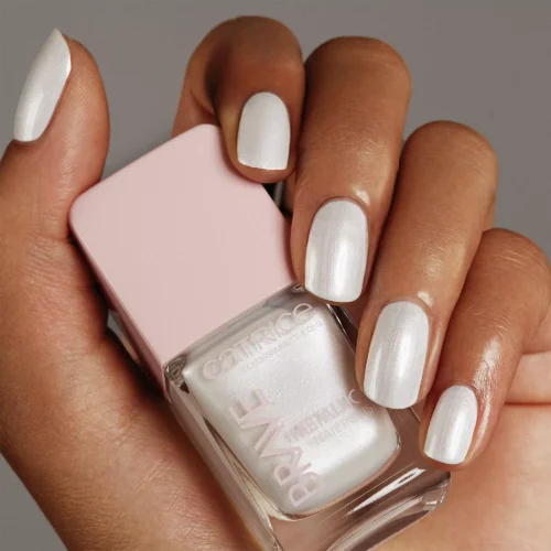 aplicat pe unghii catrice Lac pentru unghii Brave Metallics 02 - Sweet As Sugar