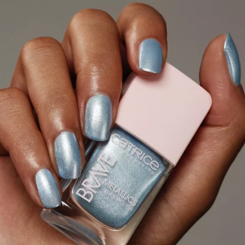 aplicat pe unghii catrice Lac pentru unghii Brave Metallics 03 - Million Dollars Baby