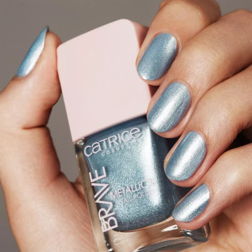aplicat pe unghii catrice Lac pentru unghii Brave Metallics 03 - Million Dollars Baby