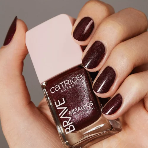 aplicat pe unghii catrice Lac pentru unghii Brave Metallics 04 - Love You Cherry Much