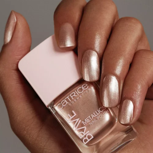 aplicat pe unghii catrice Lac pentru unghii Brave Metallics 05 - Everyday I'm Sparklin´