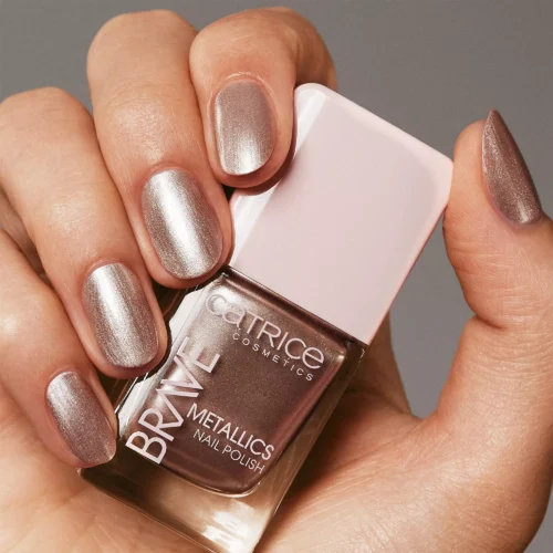 aplicat pe unghii catrice Lac pentru unghii Brave Metallics 05 - Everyday I'm Sparklin´