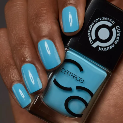 aplicat pe unghii catrice Lac pentru unghii ICONails 117 - Aqua Man-icure
