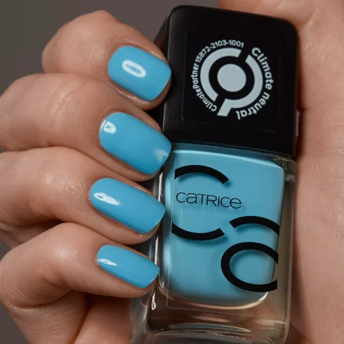 aplicat pe unghii catrice Lac pentru unghii ICONails 117 - Aqua Man-icure