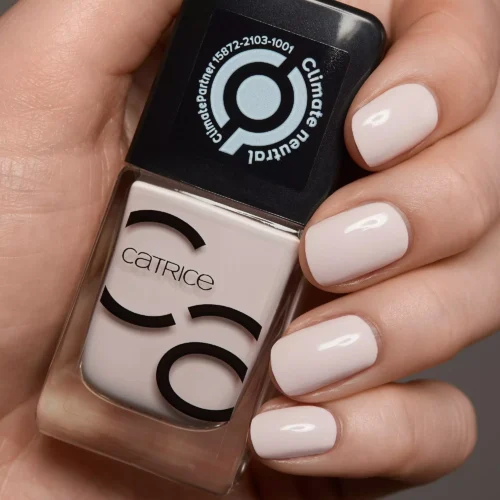 aplicat pe unghii catrice Lac pentru unghii ICONails 120 - Pink Clay