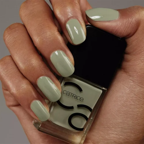 aplicat pe unghii catrice Lac pentru unghii ICONails 124 - Believe In Jade